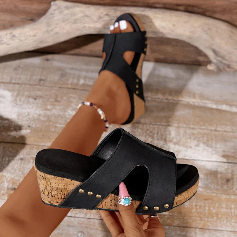 LUCY - Sandales Orthopédiques Grande Taille Découvrez nos sandales LUCY, une création mode grande taille qui marie confort orthopédique et élégance française. Ces sandales grande taille offrent une silhouette raffinée et ergonomique, créées pour les femme