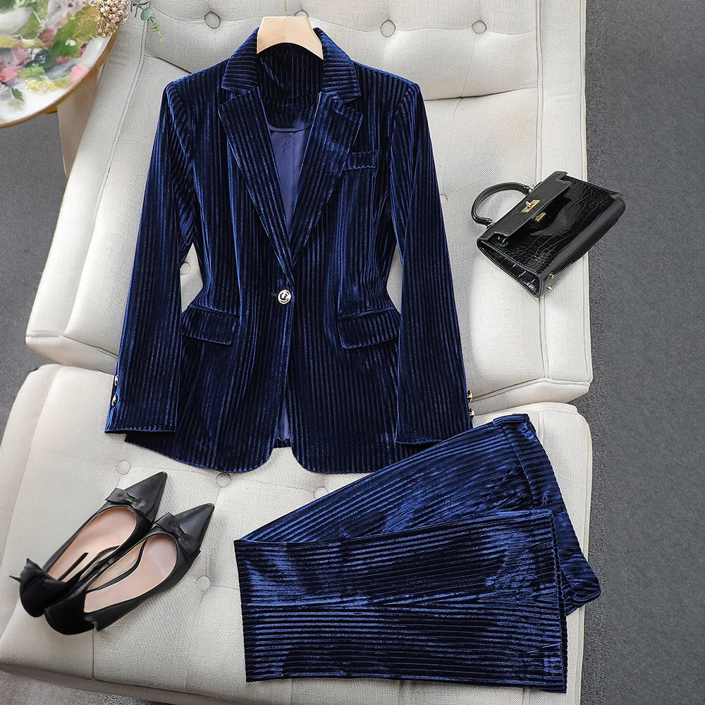 SCARLETT VELOURA - Ensemble Blazer Élégant Grande Taille Découvrez notre ensemble SCARLETT VELOURA, une création mode grande taille qui incarne la sensualité du velours et l'élégance française. Ce blazer grande taille en velours somptueux offre une silhou
