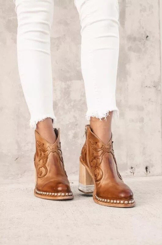 JULIANA - Bottines Élégantes Grande Taille Découvrez nos bottines JULIANA, une création mode grande taille qui marie style contemporain et élégance française. Ces bottines grande taille offrent une silhouette raffinée et moderne, créées pour les femmes qu