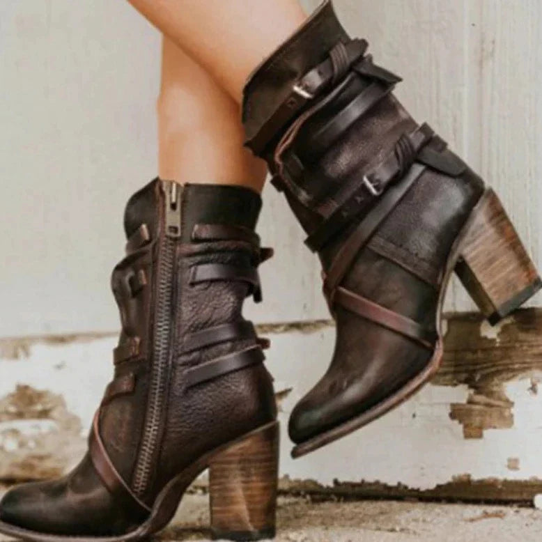 LIANE - Bottes Rétro Grande Taille Découvrez nos bottes LIANE, une création mode grande taille qui marie style vintage et élégance française. Ces bottes rétro grande taille offrent une silhouette raffinée et nostalgique, créées pour les femmes qui recherc
