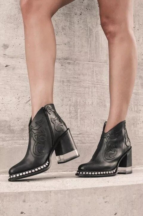 JULIANA - Bottines Élégantes Grande Taille Découvrez nos bottines JULIANA, une création mode grande taille qui marie style contemporain et élégance française. Ces bottines grande taille offrent une silhouette raffinée et moderne, créées pour les femmes qu