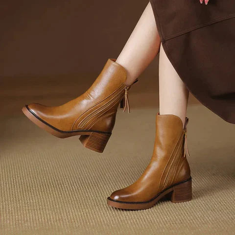 CORA - Bottes Hautes Élégantes Grande Taille Découvrez nos bottes CORA, une création mode grande taille qui marie hauteur élégante et élégance française. Ces bottes hautes grande taille offrent une silhouette raffinée et élancée, créées pour les femmes qu