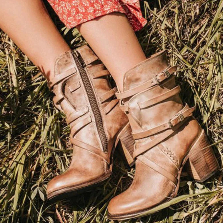 LIANE - Bottes Rétro Grande Taille Découvrez nos bottes LIANE, une création mode grande taille qui marie style vintage et élégance française. Ces bottes rétro grande taille offrent une silhouette raffinée et nostalgique, créées pour les femmes qui recherc
