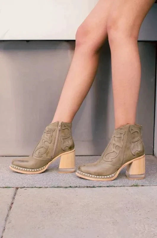 JULIANA - Bottines Élégantes Grande Taille Découvrez nos bottines JULIANA, une création mode grande taille qui marie style contemporain et élégance française. Ces bottines grande taille offrent une silhouette raffinée et moderne, créées pour les femmes qu