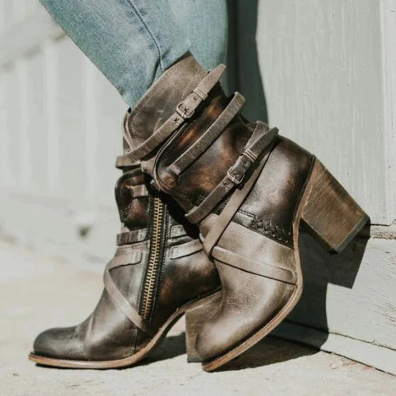 LIANE - Bottes Rétro Grande Taille Découvrez nos bottes LIANE, une création mode grande taille qui marie style vintage et élégance française. Ces bottes rétro grande taille offrent une silhouette raffinée et nostalgique, créées pour les femmes qui recherc