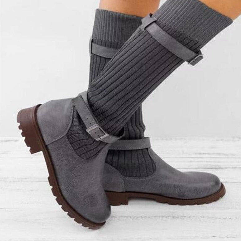 KELLY - Bottes en Laine Tricotée Grande Taille Découvrez nos bottes KELLY, une création mode grande taille qui marie chaleur naturelle et élégance française. Ces bottes en laine grande taille offrent une silhouette raffinée et douillette, créées pour les