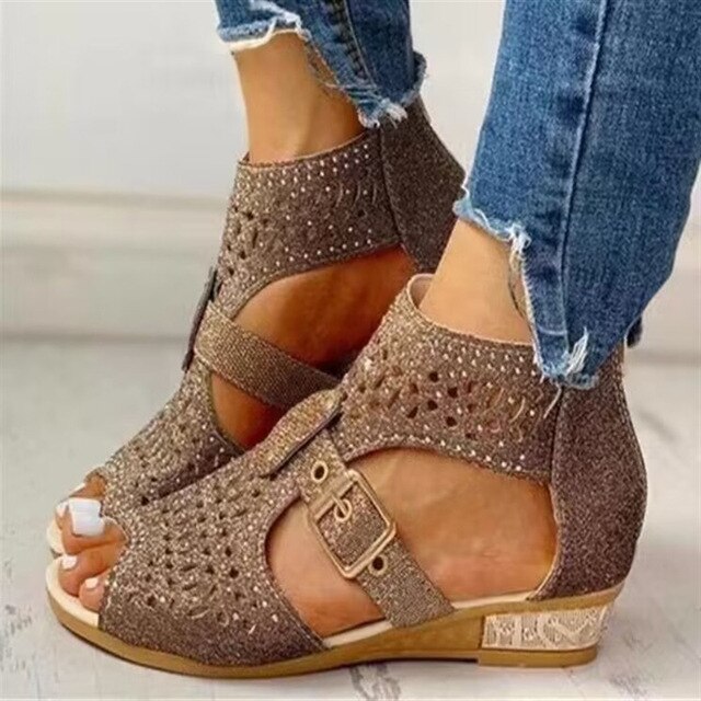IRIS - Sandales Orthopédiques à Talon Bas Grande Taille Découvrez nos sandales IRIS, une création mode grande taille qui marie confort orthopédique et élégance française. Ces sandales grande taille offrent une silhouette raffinée et ergonomique, créées po