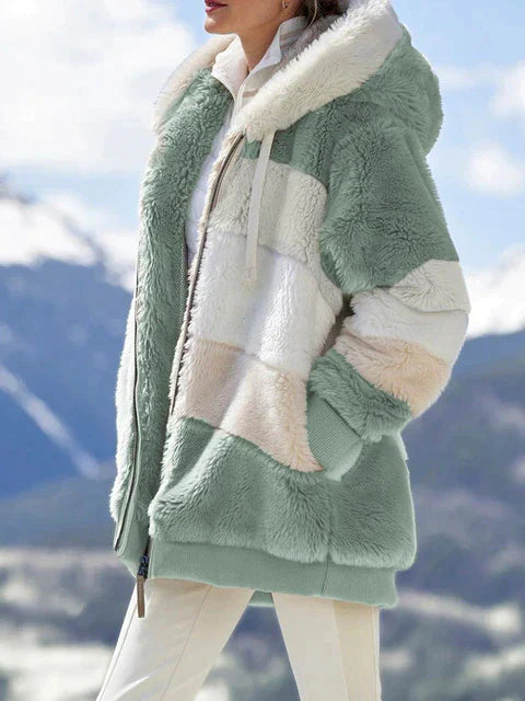 HALLIE - Manteau d'Hiver Grande Taille Découvrez notre manteau HALLIE, une création mode grande taille qui allie chaleur hivernale et élégance française. Ce manteau d'hiver grande taille offre un design moderne et confortable, idéal pour les femmes qui so