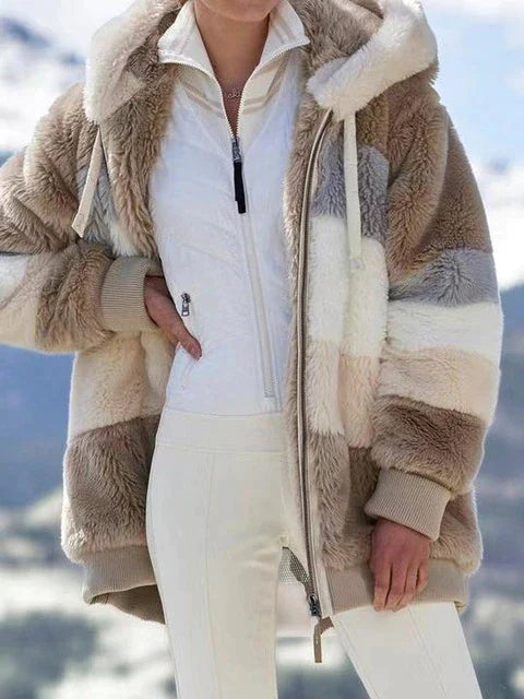 HALLIE - Manteau d'Hiver Grande Taille Découvrez notre manteau HALLIE, une création mode grande taille qui allie chaleur hivernale et élégance française. Ce manteau d'hiver grande taille offre un design moderne et confortable, idéal pour les femmes qui so