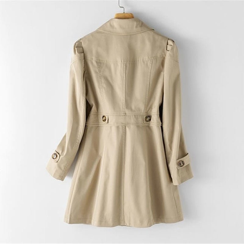 PAULINA - Trench-Coat d'Été Grande Taille Découvrez notre trench-coat d'été PAULINA, une pièce mode grande taille qui incarne la légèreté et l'élégance française. Ce trench léger grande taille offre une silhouette fluide et raffinée, parfait pour les femm