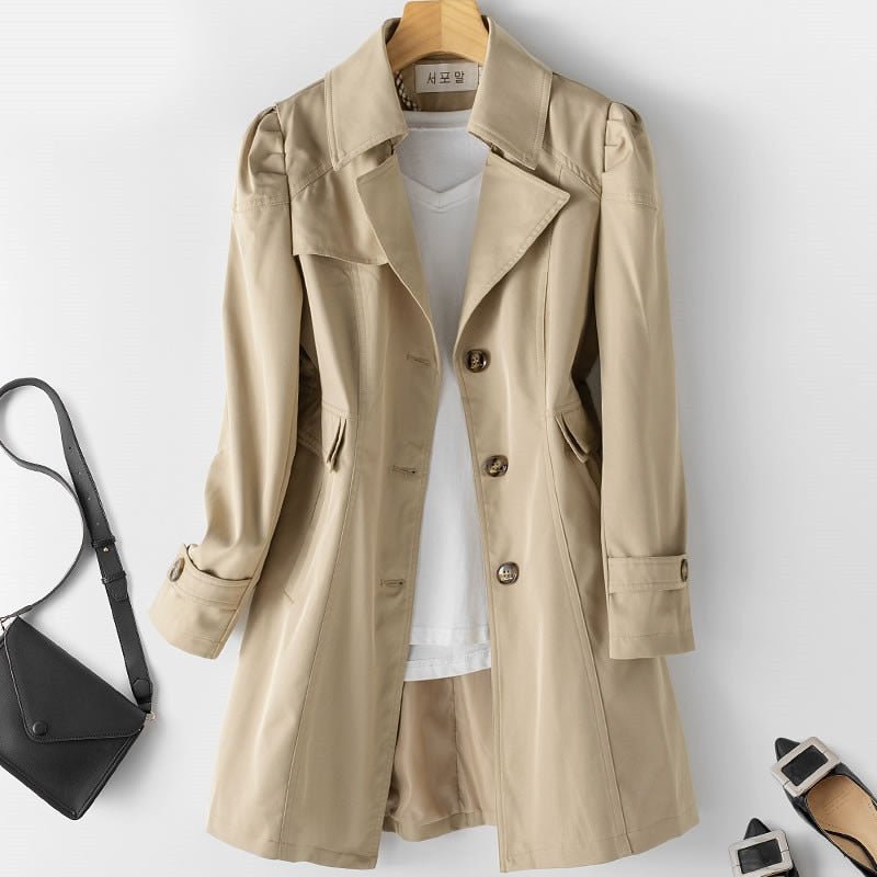 PAULINA - Trench-Coat d'Été Grande Taille Découvrez notre trench-coat d'été PAULINA, une pièce mode grande taille qui incarne la légèreté et l'élégance française. Ce trench léger grande taille offre une silhouette fluide et raffinée, parfait pour les femm