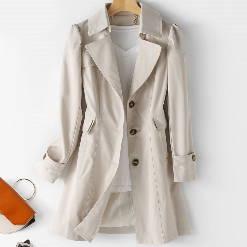 PAULINA - Trench-Coat d'Été Grande Taille Découvrez notre trench-coat d'été PAULINA, une pièce mode grande taille qui incarne la légèreté et l'élégance française. Ce trench léger grande taille offre une silhouette fluide et raffinée, parfait pour les femm