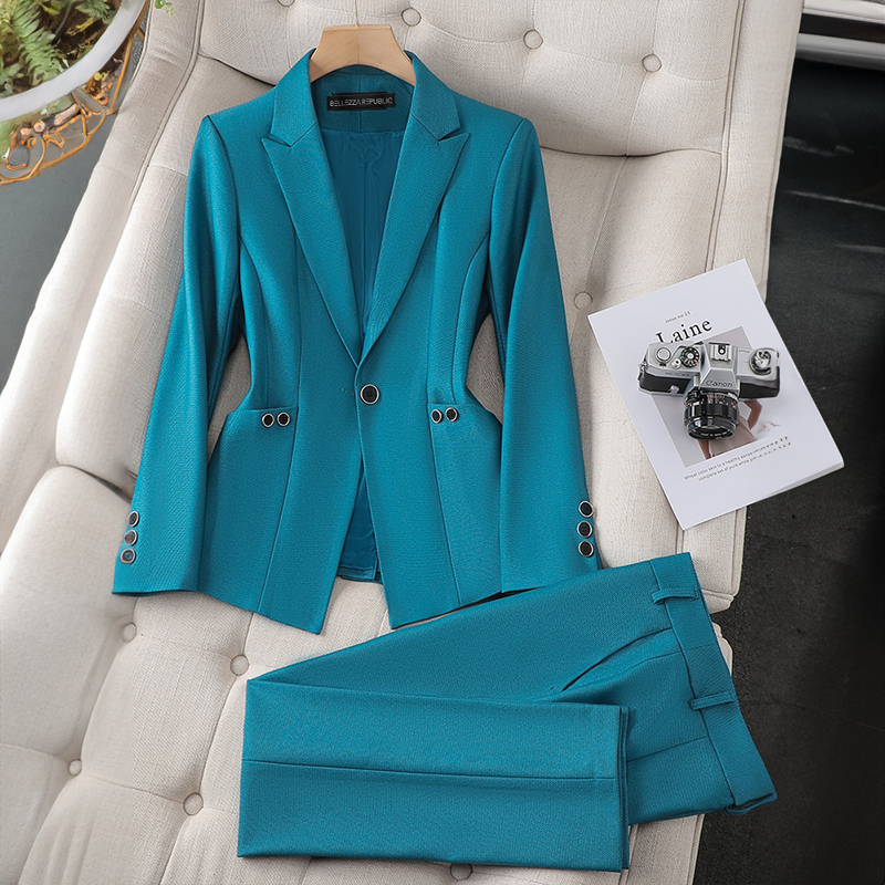AGATHA - Ensemble Blazer Élégant Grande Taille Découvrez notre ensemble AGATHA, une pièce phare de notre collection mode grande taille qui incarne l'essence même de l'élégance française. Ce blazer grande taille de notre collection signature Agatha® offre