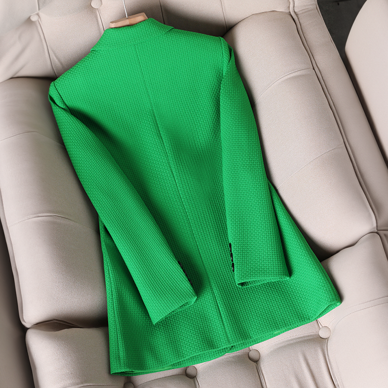 EMILIA CALOU - Blazer Premium Intemporel Grande Taille Découvrez notre blazer EMILIA CALOU, une pièce mode grande taille qui incarne l'essence même du luxe intemporel et de l'élégance française. Ce blazer premium grande taille offre une silhouette raffiné