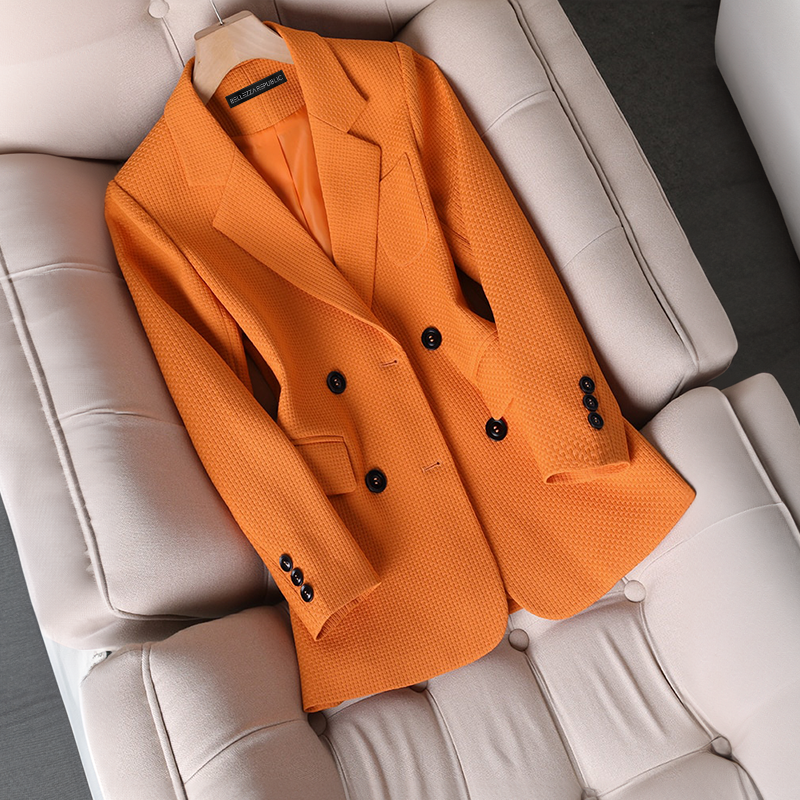 EMILIA CALOU - Blazer Premium Intemporel Grande Taille Découvrez notre blazer EMILIA CALOU, une pièce mode grande taille qui incarne l'essence même du luxe intemporel et de l'élégance française. Ce blazer premium grande taille offre une silhouette raffiné