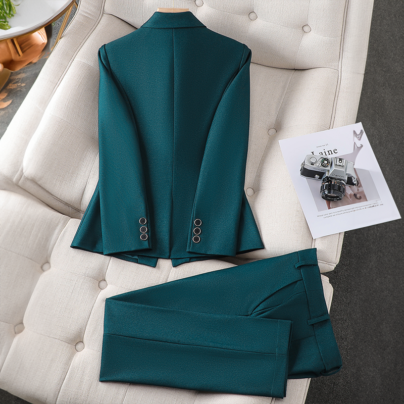 AGATHA - Ensemble Blazer Élégant Grande Taille Découvrez notre ensemble AGATHA, une pièce phare de notre collection mode grande taille qui incarne l'essence même de l'élégance française. Ce blazer grande taille de notre collection signature Agatha® offre