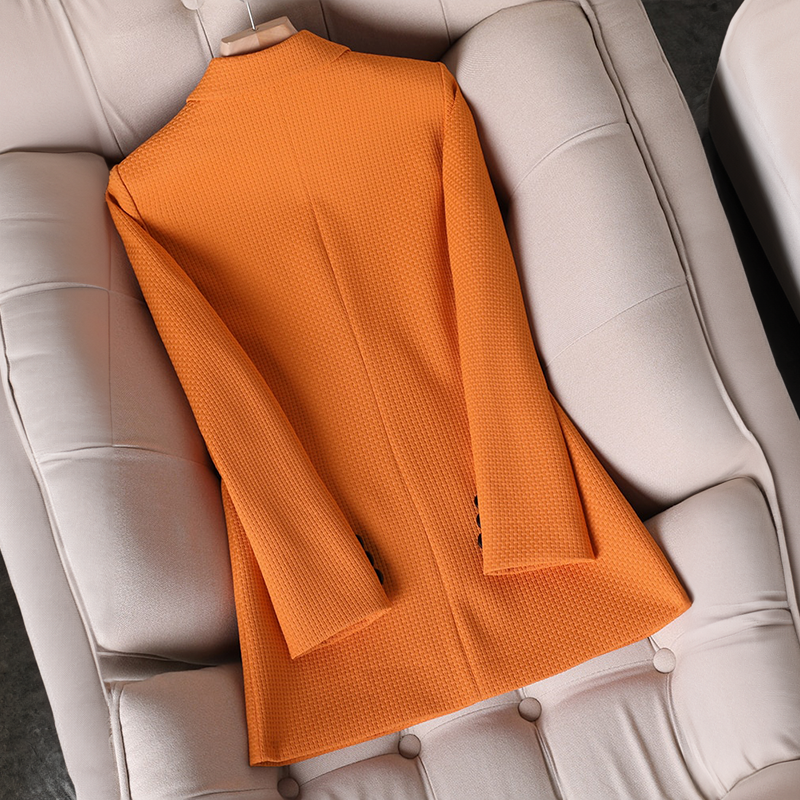 EMILIA CALOU - Blazer Premium Intemporel Grande Taille Découvrez notre blazer EMILIA CALOU, une pièce mode grande taille qui incarne l'essence même du luxe intemporel et de l'élégance française. Ce blazer premium grande taille offre une silhouette raffiné