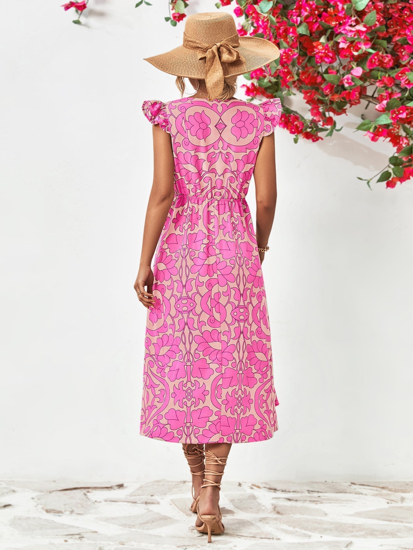 Wenny - Robe Fleurie Grande Taille Femme Découvrez notre robe Wenny, une création mode grande taille qui allie motifs floraux et élégance française. Cette robe élégante grande taille avec son décolleté en V et ses manches courtes offre une silhouette soph