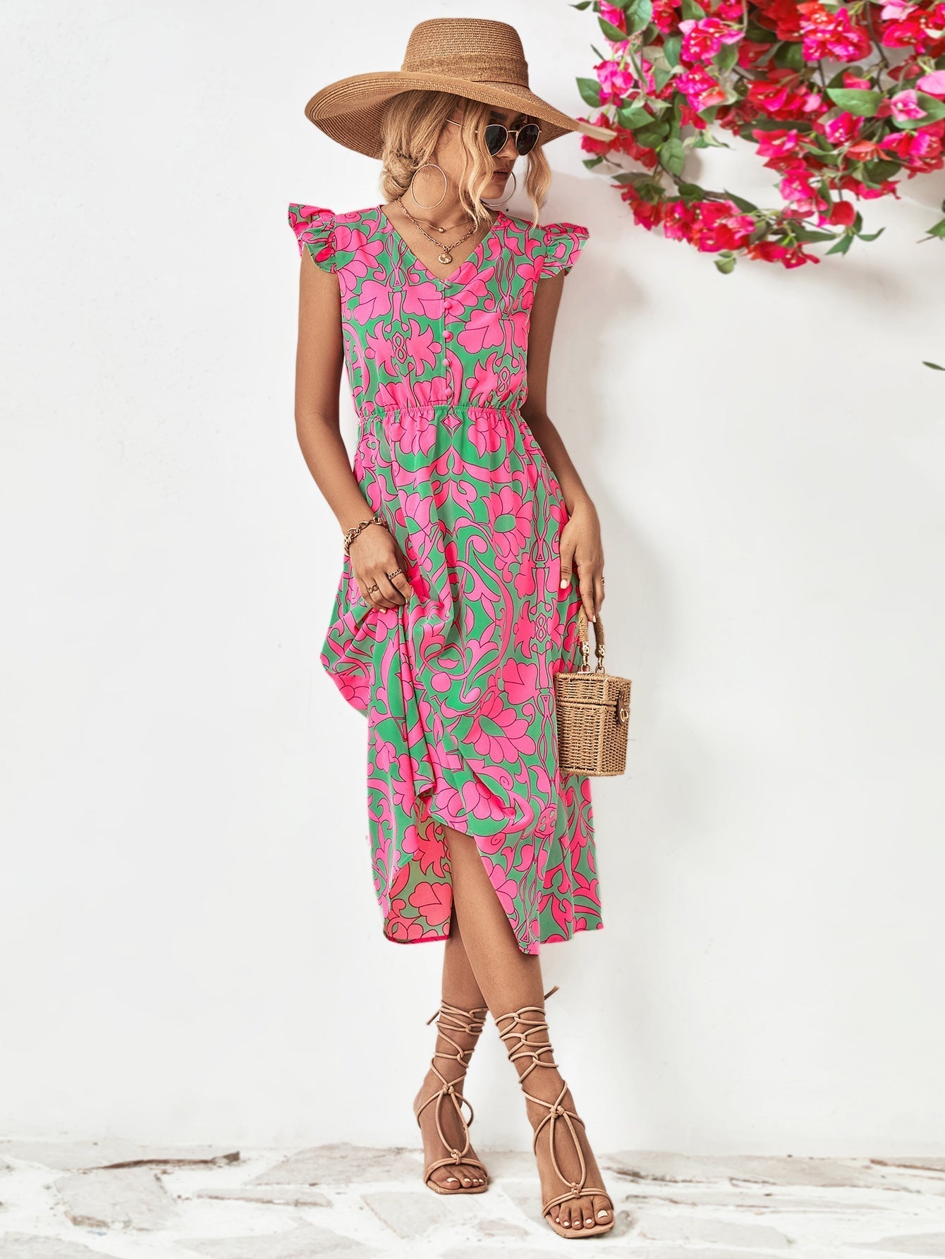 Wenny - Robe Fleurie Grande Taille Femme Découvrez notre robe Wenny, une création mode grande taille qui allie motifs floraux et élégance française. Cette robe élégante grande taille avec son décolleté en V et ses manches courtes offre une silhouette soph