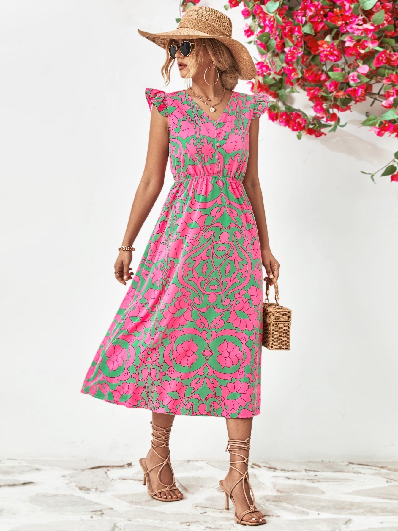 Wenny - Robe Fleurie Grande Taille Femme Découvrez notre robe Wenny, une création mode grande taille qui allie motifs floraux et élégance française. Cette robe élégante grande taille avec son décolleté en V et ses manches courtes offre une silhouette soph