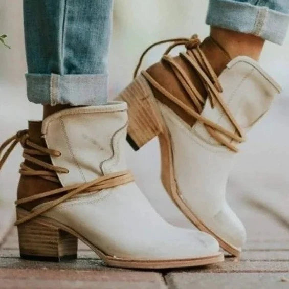 LAUREL - Bottes en Cuir Grande Taille Découvrez nos bottes LAUREL, une création mode grande taille qui marie cuir premium et élégance française. Ces bottes grande taille offrent une silhouette raffinée et sophistiquée, créées pour les femmes qui recherche
