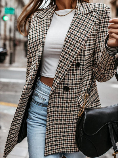 CORA - Blazer Classique Grande Taille Découvrez notre blazer CORA, une création mode grande taille qui allie style classique et élégance française. Ce blazer grande taille offre un design intemporel et sophistiqué, idéal pour les femmes qui souhaitent une