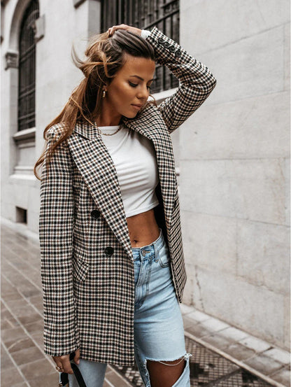 CORA - Blazer Classique Grande Taille Découvrez notre blazer CORA, une création mode grande taille qui allie style classique et élégance française. Ce blazer grande taille offre un design intemporel et sophistiqué, idéal pour les femmes qui souhaitent une