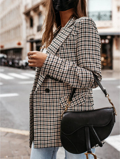 CORA - Blazer Classique Grande Taille Découvrez notre blazer CORA, une création mode grande taille qui allie style classique et élégance française. Ce blazer grande taille offre un design intemporel et sophistiqué, idéal pour les femmes qui souhaitent une
