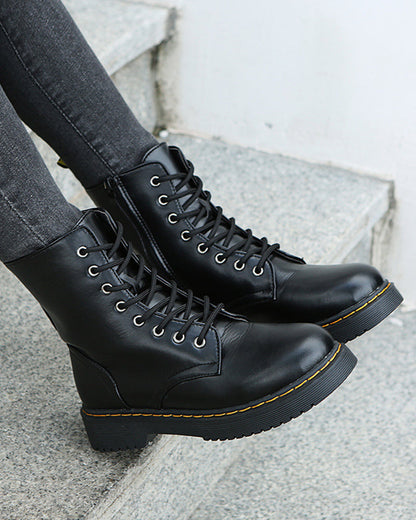 MONICA - Bottes en Cuir à Lacets Grande Taille Découvrez nos bottes MONICA, une création mode grande taille qui marie praticité et élégance française. Ces bottes grande taille offrent une silhouette raffinée et fonctionnelle, créées pour les femmes qui re