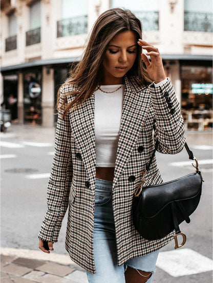 CORA - Blazer Classique Grande Taille Découvrez notre blazer CORA, une création mode grande taille qui allie style classique et élégance française. Ce blazer grande taille offre un design intemporel et sophistiqué, idéal pour les femmes qui souhaitent une