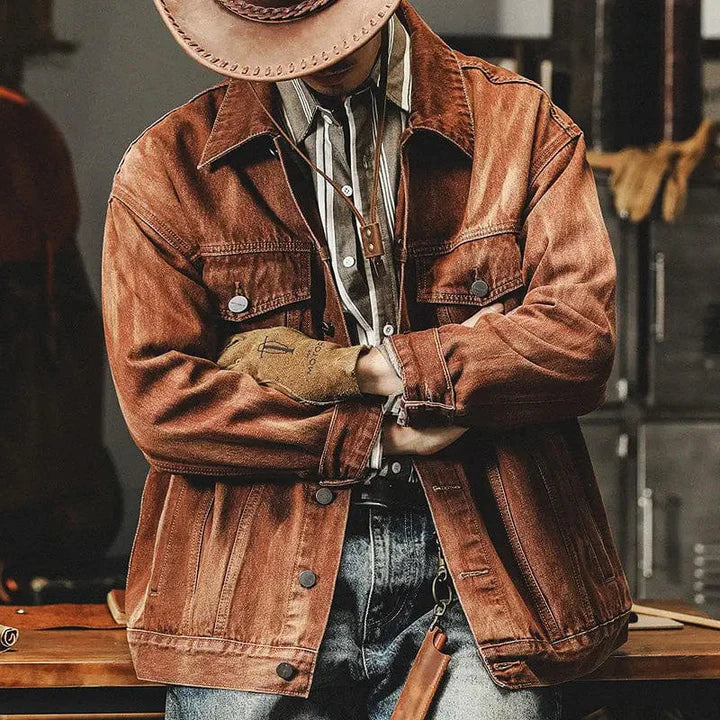 ALI - Veste en Jean Vintage Homme Découvrez notre veste ALI pour homme, une création qui marie l'esprit vintage du denim à l'élégance française. Cette veste en jean vintage offre une silhouette authentique et raffinée, créée pour les hommes qui recherchen