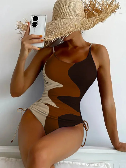 JANE - Maillot de Bain Une Pièce Grande Taille Découvrez notre maillot de bain JANE, une création mode grande taille qui incarne la sophistication balnéaire et l'élégance française. Ce maillot une pièce grande taille offre une silhouette glamour et raffin