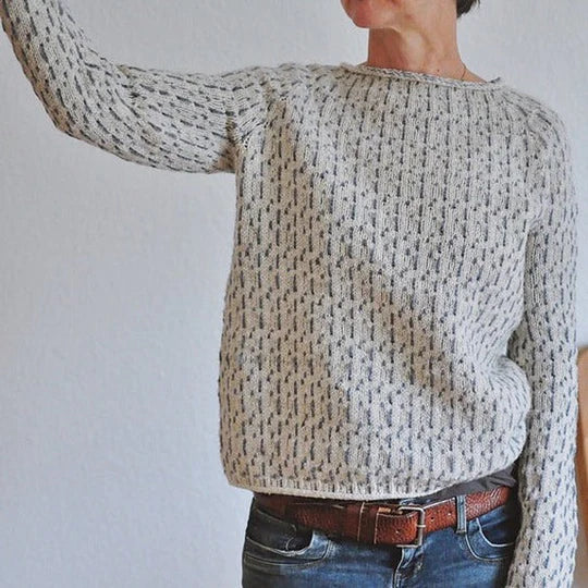 LOUISA - Pull Gris Col Rond Élégant Grande Taille Découvrez notre pull LOUISA, une création mode grande taille qui marie l'élégance du gris à la sophistication française. Ce pull col rond grande taille offre une silhouette contemporaine et raffinée, créé
