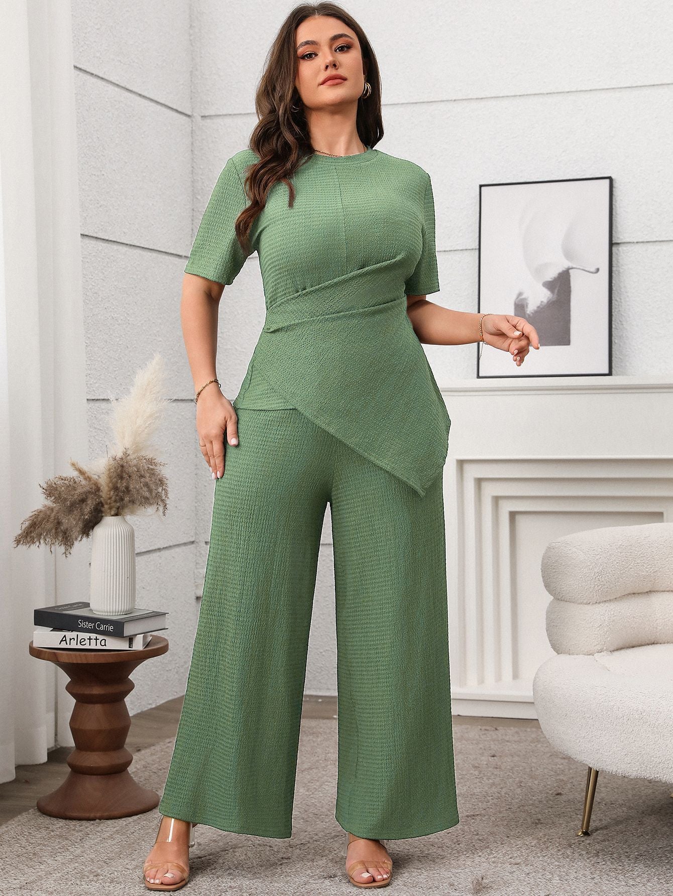Claire Ensemble - Top & Pantalon Large Grande Taille Notre Claire Ensemble incarne l'élégance au quotidien. Cette combinaison deux pièces grande taille allie style contemporain et confort optimal, créant une silhouette moderne et raffinée qui vous accompa