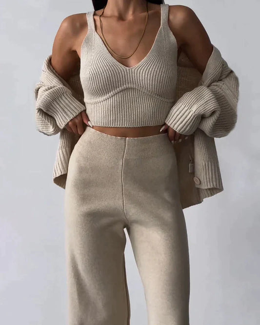 AMELIA - Ensemble Trois Pièces Élégant Grande Taille Découvrez notre ensemble AMELIA, une création mode grande taille qui élève l'art de la coordination à son apogée. Cet ensemble trois pièces grande taille offre une silhouette complète et sophistiquée, c