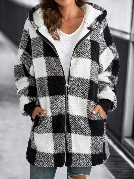 EDITH - Manteau à Carreaux Grande Taille Découvrez notre manteau EDITH, une création mode grande taille qui allie style à carreaux et élégance française. Ce manteau à carreaux grande taille offre un design tendance et sophistiqué, idéal pour les femmes qu