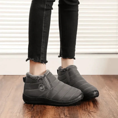 CARLY - Bottes Orthopédiques Imperméables Grande Taille Découvrez nos bottes CARLY, une création mode grande taille qui marie confort orthopédique, protection imperméable et élégance française. Ces bottes grande taille offrent une silhouette raffinée et f