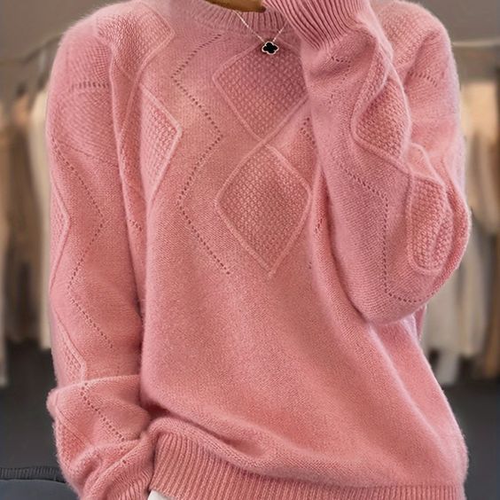 ARAH - Pull Rose Col Rond Élégant Grande Taille Découvrez notre pull ARAH, une création mode grande taille qui marie la douceur du rose à l'élégance française. Ce pull col rond grande taille offre une silhouette pure et raffinée, créé pour les femmes qui