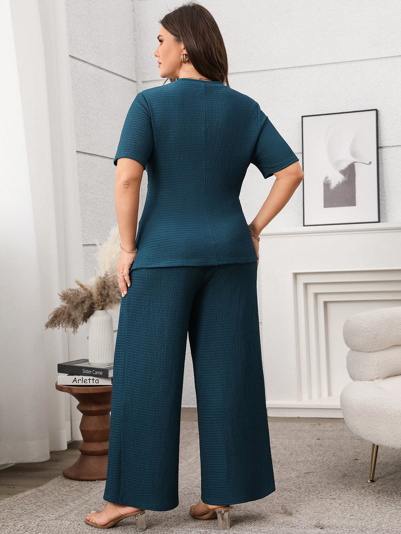Claire Ensemble - Top & Pantalon Large Grande Taille Notre Claire Ensemble incarne l'élégance au quotidien. Cette combinaison deux pièces grande taille allie style contemporain et confort optimal, créant une silhouette moderne et raffinée qui vous accompa