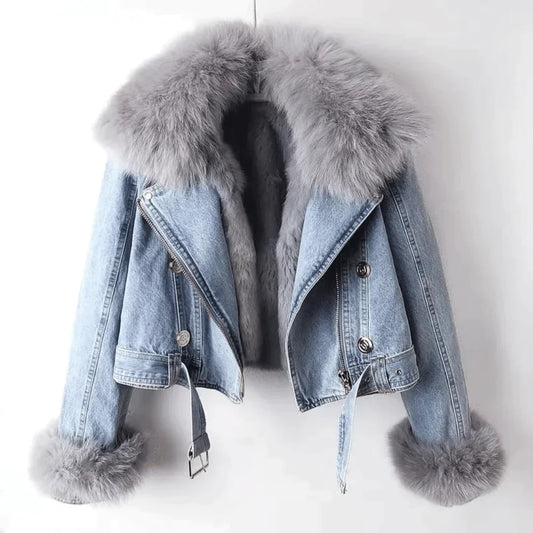 ELIZA - Veste en Jean Fourrée Grande Taille Découvrez notre veste ELIZA, une création mode grande taille qui allie style denim et élégance française. Cette veste en jean fourrée grande taille offre un design tendance et chaleureux, idéale pour les femmes
