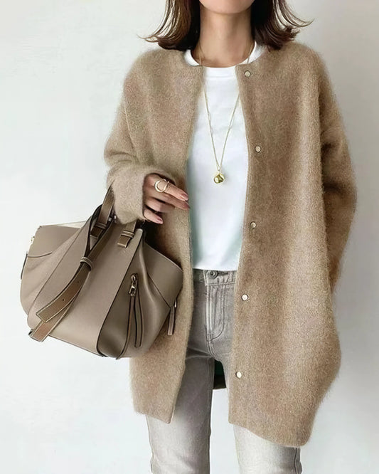 ELVIE - Gilet en Maille Grande Taille Découvrez notre gilet ELVIE, une création mode grande taille qui allie douceur du tricot et élégance française. Ce gilet en maille grande taille offre un design raffiné et confortable, idéal pour les femmes qui souhai