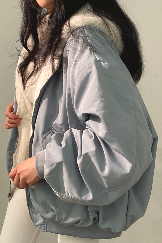 ESME - Manteau d'Hiver Grande Taille Découvrez notre manteau ESME, une création mode grande taille qui allie chaleur hivernale et élégance française. Ce manteau d'hiver grande taille offre un design sophistiqué et confortable, idéal pour les femmes qui so