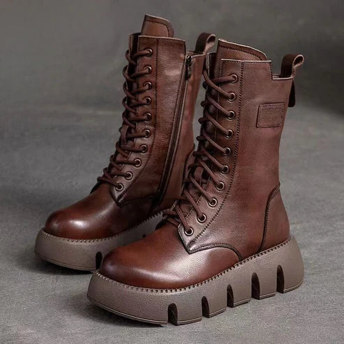 ELIZABETH - Bottes d'Hiver Grande Taille Découvrez nos bottes ELIZABETH, une création mode grande taille qui marie chaleur hivernale et élégance française. Ces bottes d'hiver grande taille offrent une silhouette raffinée et protectrice, créées pour les fe