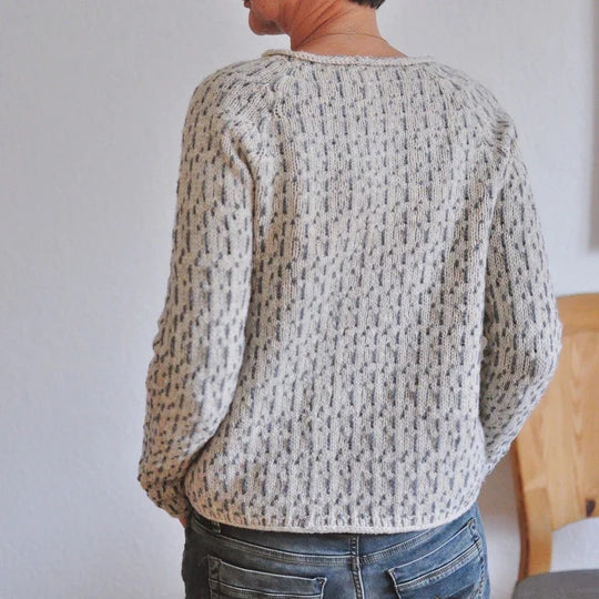 LOUISA - Pull Gris Col Rond Élégant Grande Taille Découvrez notre pull LOUISA, une création mode grande taille qui marie l'élégance du gris à la sophistication française. Ce pull col rond grande taille offre une silhouette contemporaine et raffinée, créé