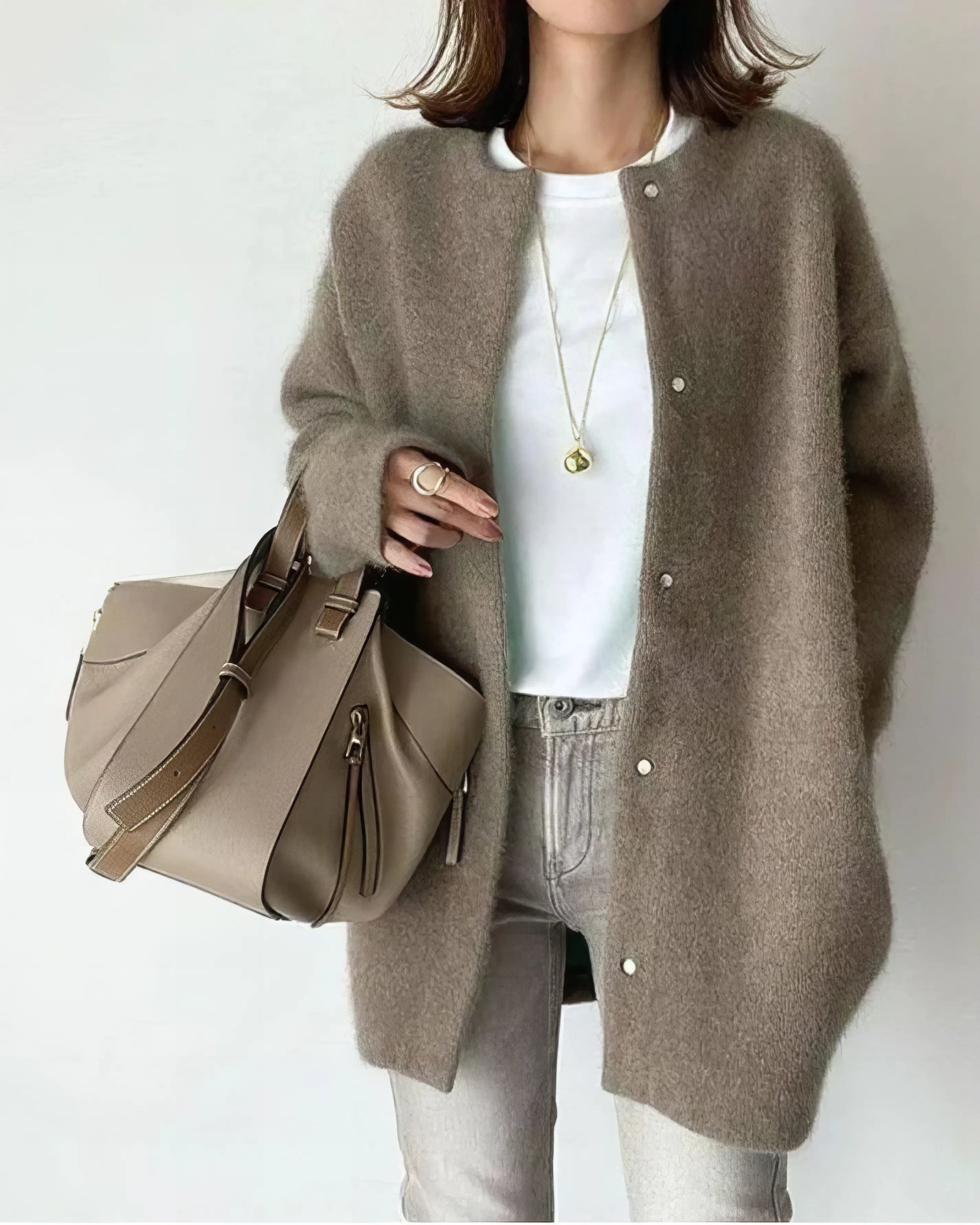 ELVIE - Gilet en Maille Grande Taille Découvrez notre gilet ELVIE, une création mode grande taille qui allie douceur du tricot et élégance française. Ce gilet en maille grande taille offre un design raffiné et confortable, idéal pour les femmes qui souhai