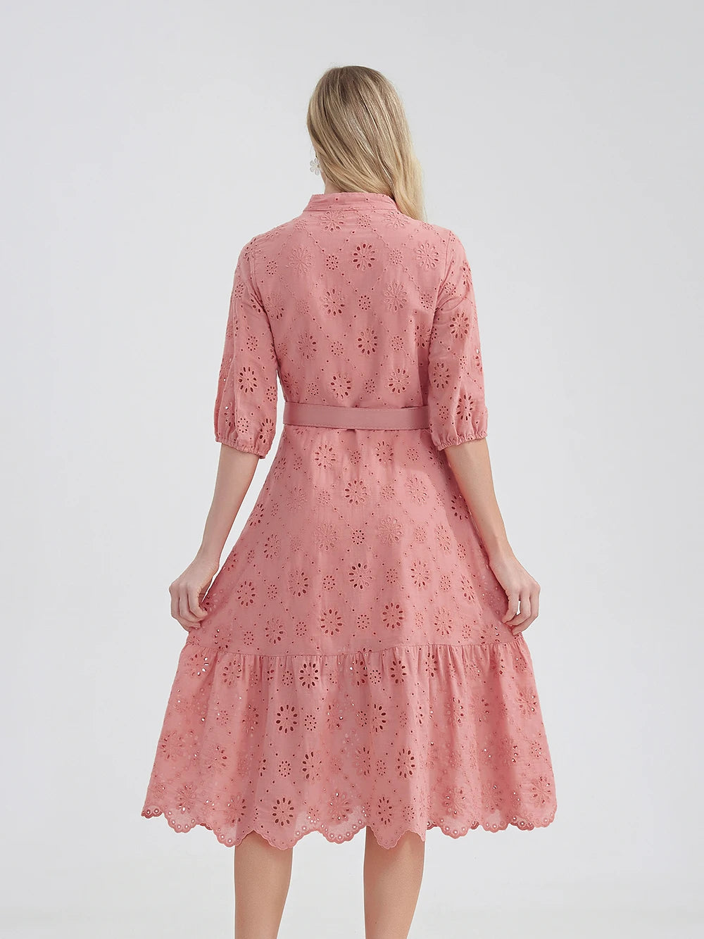Monica - Robe d'Été Grande Taille Femme Élégante Découvrez notre robe Monica, une création mode grande taille qui incarne la fraîcheur estivale et l'élégance française. Cette robe élégante grande taille allie style sophistiqué et confort d'été, parfaite p