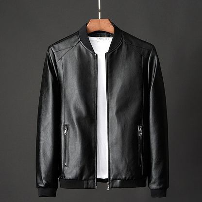 TRENT - Veste en Cuir PU Décontractée Homme Découvrez notre veste TRENT pour homme, une création qui marie le style du cuir PU à l'élégance française. Cette veste décontractée offre une silhouette moderne et urbaine, créée pour les hommes qui recherchent