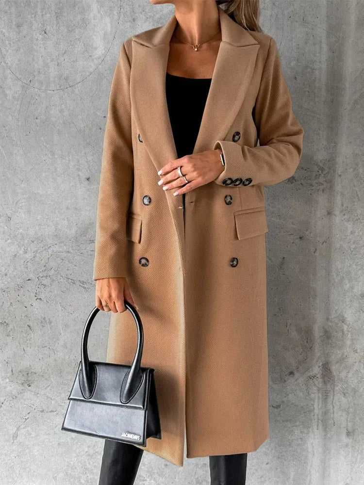 AURORA - Veste d'Hiver Grande Taille Découvrez notre veste AURORA, une création mode grande taille qui allie style raffiné et élégance française. Cette veste d'hiver grande taille offre un design sophistiqué avec revers, idéale pour les femmes qui souhait