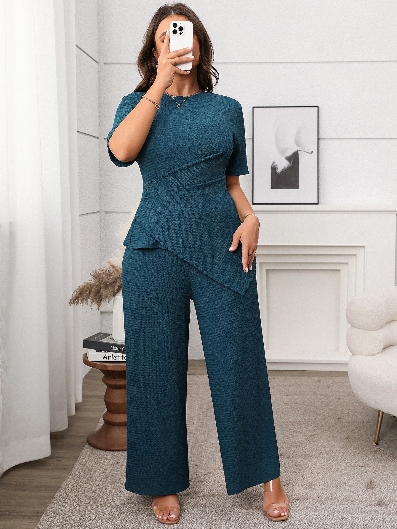 Claire Ensemble - Top & Pantalon Large Grande Taille Notre Claire Ensemble incarne l'élégance au quotidien. Cette combinaison deux pièces grande taille allie style contemporain et confort optimal, créant une silhouette moderne et raffinée qui vous accompa