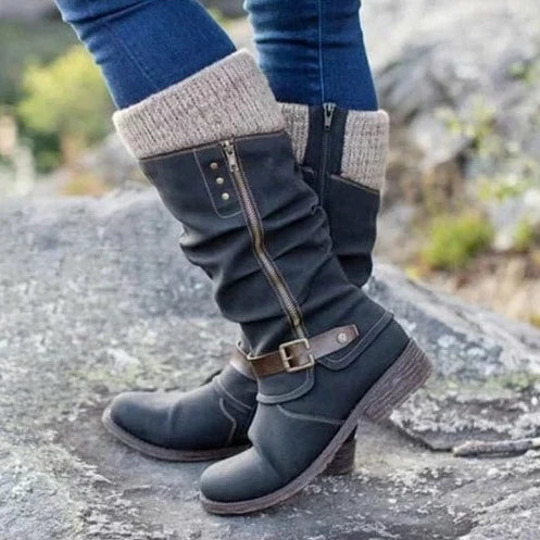 ZORA - Bottes Orthopédiques Grande Taille Découvrez nos bottes ZORA, une création mode grande taille qui marie confort orthopédique et élégance française. Ces bottes grande taille offrent une silhouette raffinée et ergonomique, créées pour les femmes qui